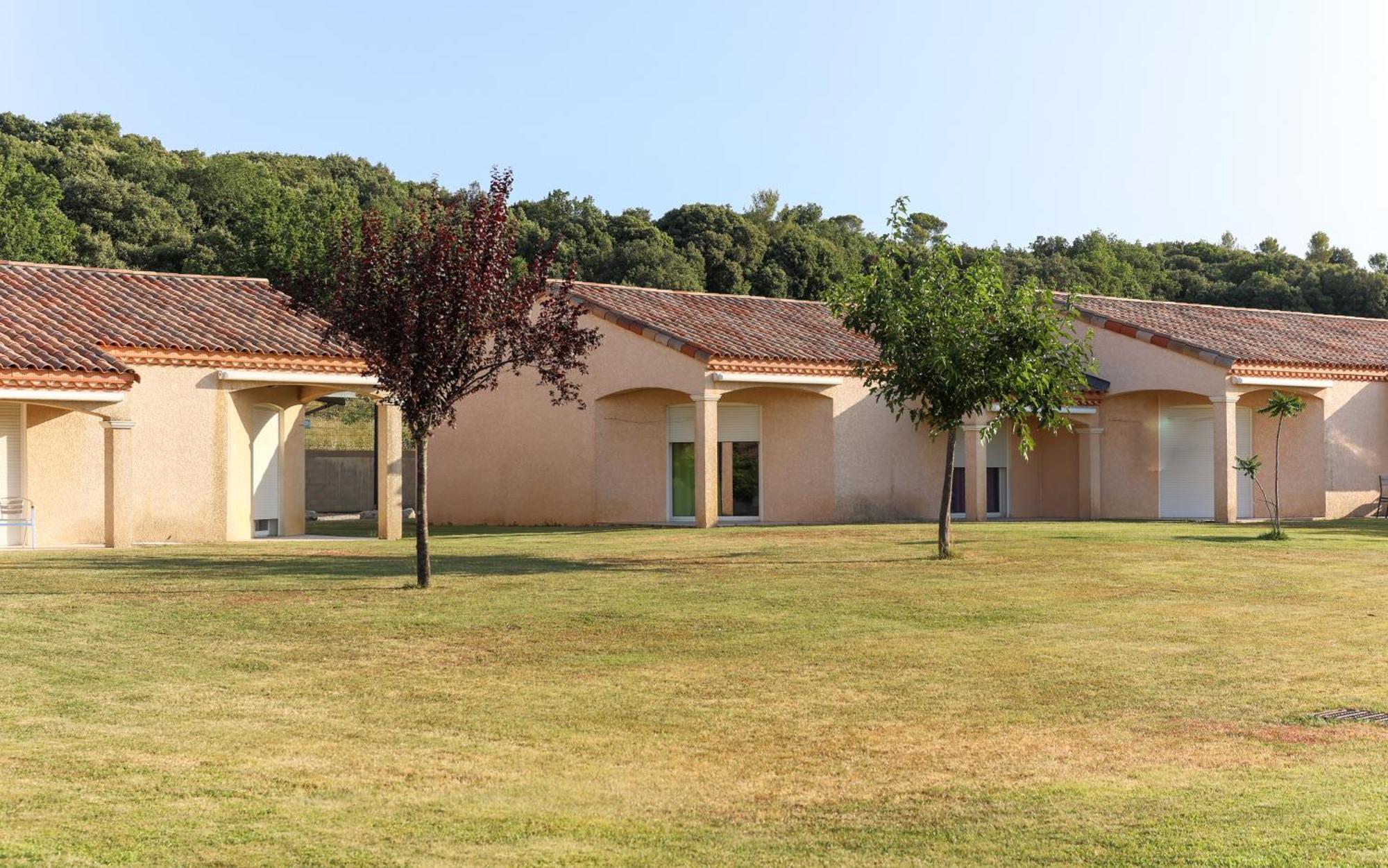 Park&Suites Village Gorges de l'Hérault-Cévennes Brissac Esterno foto