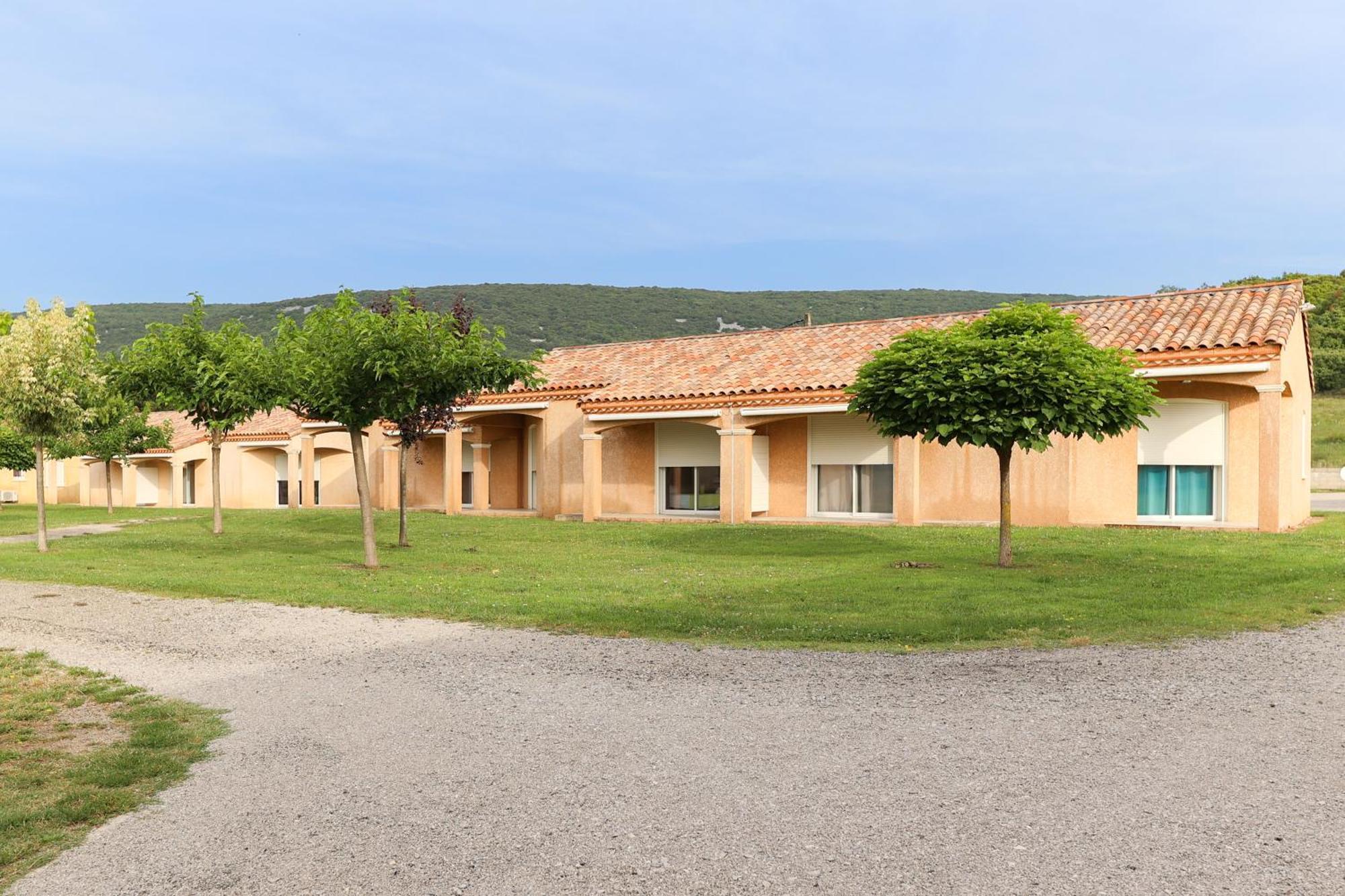 Park&Suites Village Gorges de l'Hérault-Cévennes Brissac Esterno foto